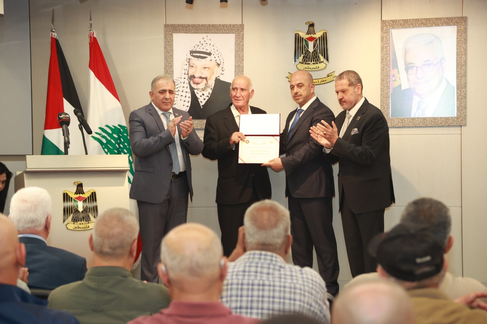 الرئيس محمود عباس يمنح اللواء صبحي أبو عرب ميدالية الخدمة الممتازة من الطبقة الذهبية