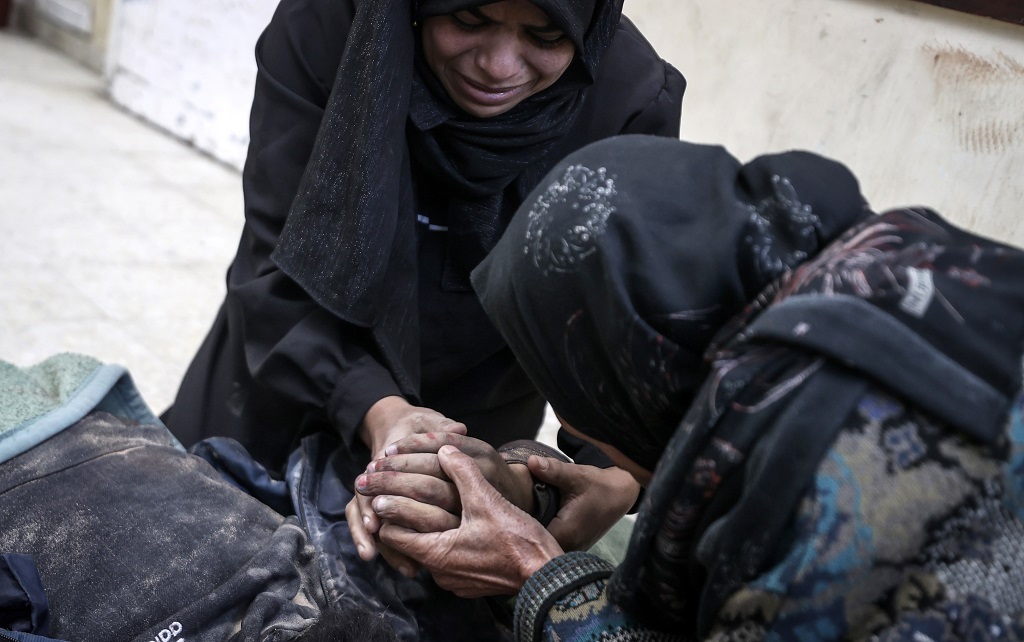 استشهاد 4 أشقاء استهدفهم الاحتلال أثناء جمعهم الحطب بمخيم البريج وسط القطاع
