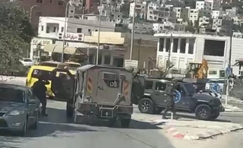 الاحتلال يعتقل شابا ويحاصر منزل ذويه في تل الرميدة ويفرض حظر التجول على أحياء شرق مدينة الخليل
