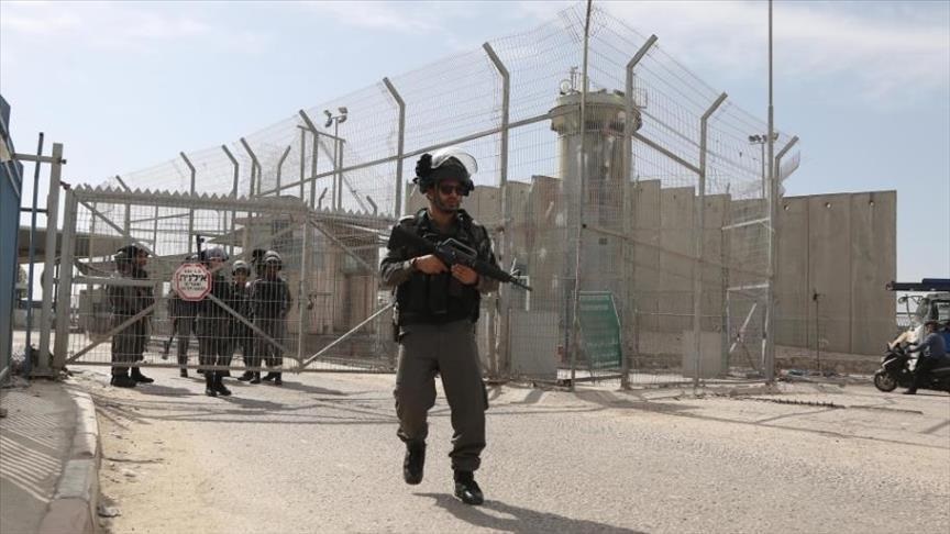الاحتلال يعتدي على مواطن ويعتقله شمال شرق القدس

