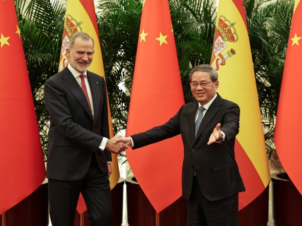 الصين : رئيس مجلس الدولة الصيني يلتقي ملك إسبانيا