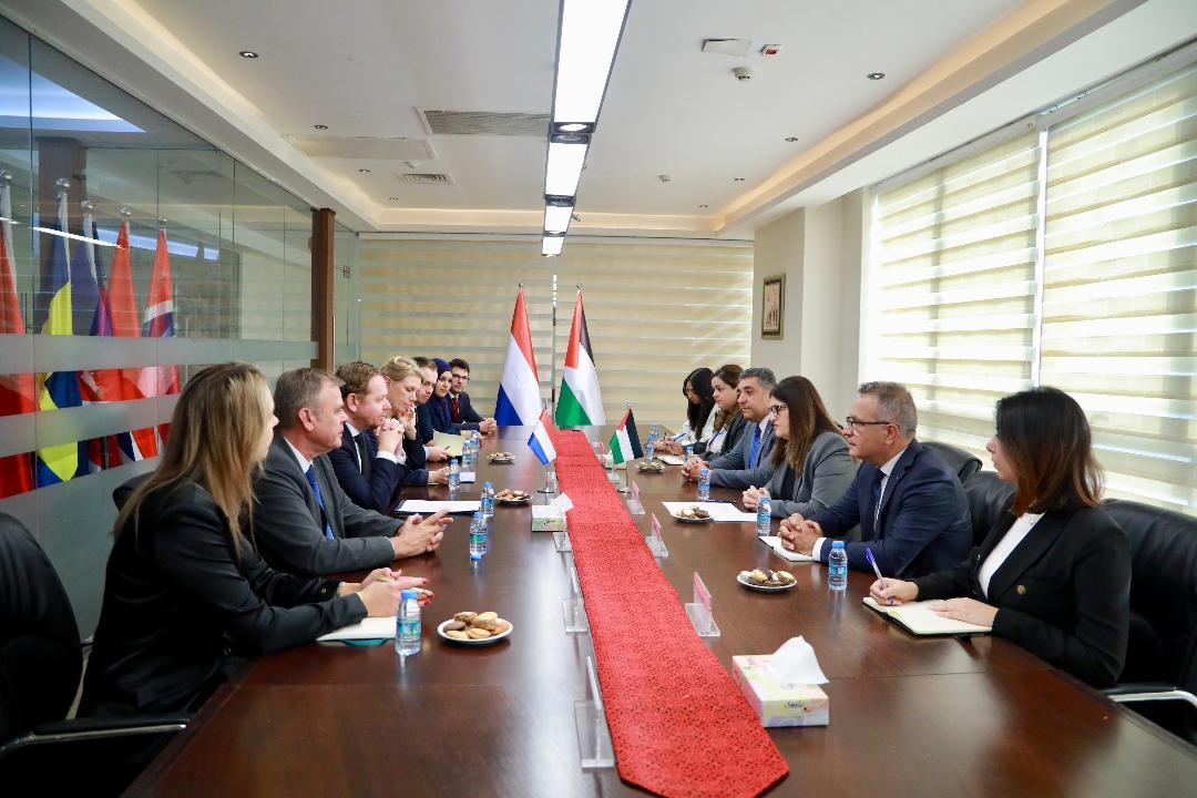 وزيرة الخارجية تبحث مع نظيرها الهولندي تطورات الأوضاع السياسية والإنسانية