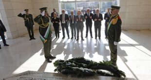 رئيس الحكومة وعدد من الوزراء يضعون اكليلا من الزهور على ضريح الشهيد ياسر عرفات