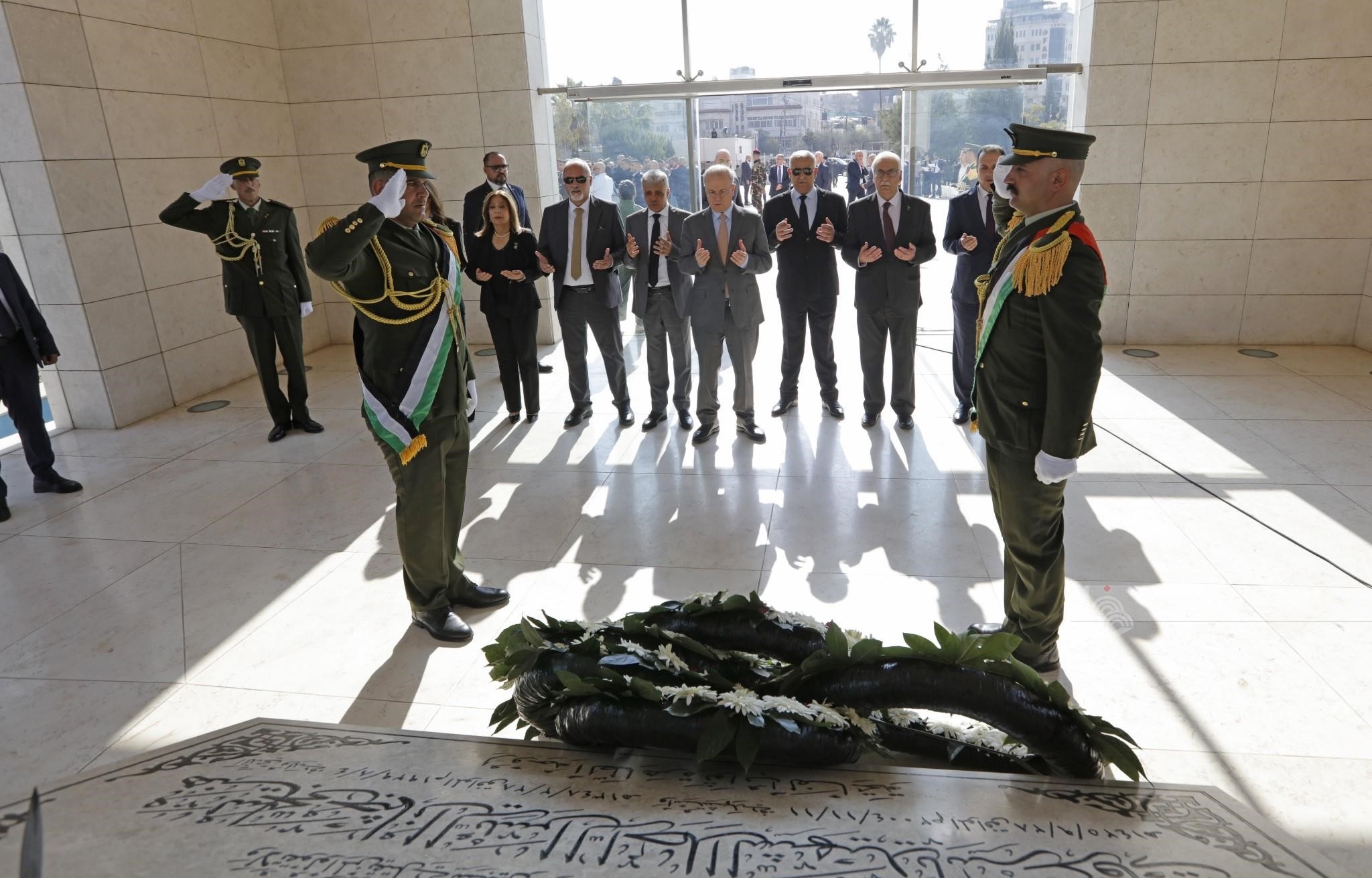 رئيس الحكومة وعدد من الوزراء يضعون اكليلا من الزهور على ضريح الشهيد ياسر عرفات