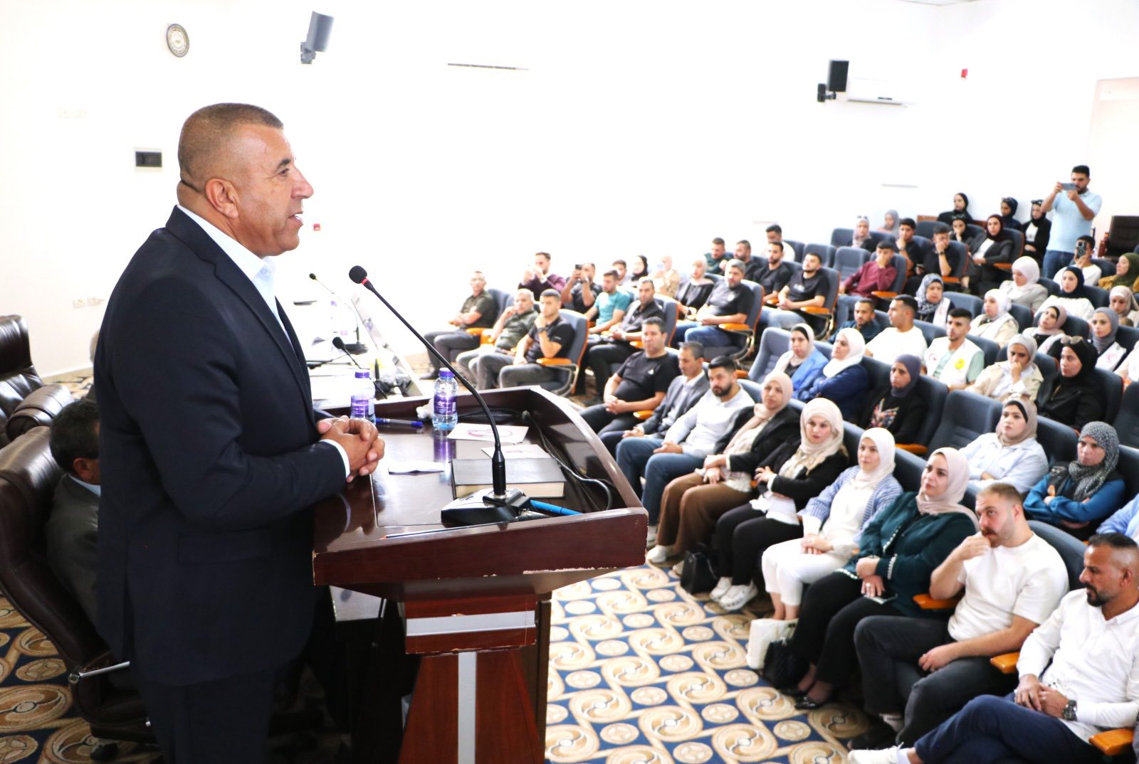 محافظ الخليل يشارك في تكريم قادة العمل التطوعي في المحافظة