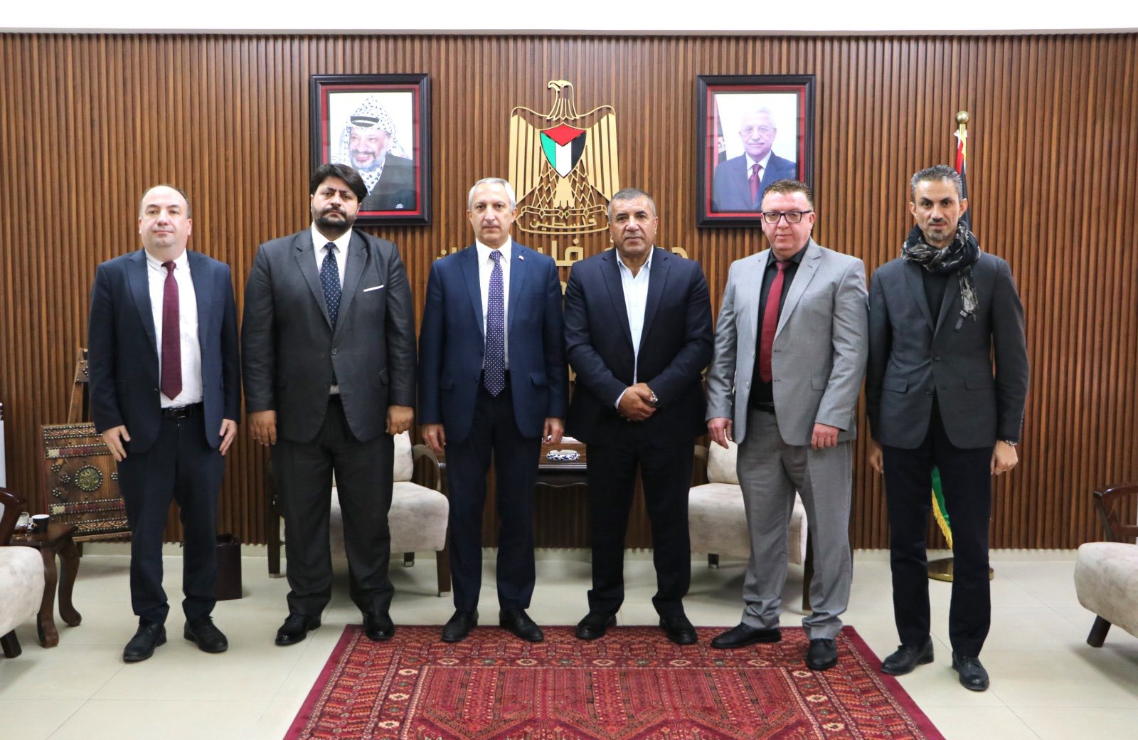 محافظ الخليل خالد دودين يجتمع بالسفير التركي ويُطلعه على واقع المحافظة