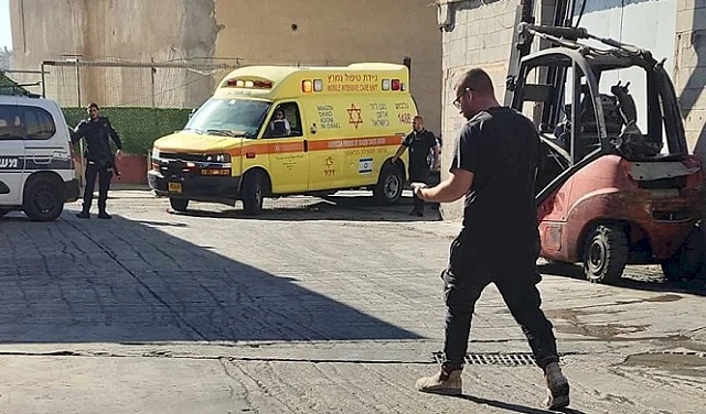 مقتل شقيقين وإصابة والدهما بجريمة إطلاق نار في الرملة