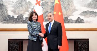 وزير خارجية الصين وانغ يي يجري محادثات مع وزيرة خارجية جورجيا