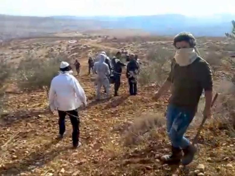 مستوطنون يعتدون على مواطن وزوجته ونجله في الخليل