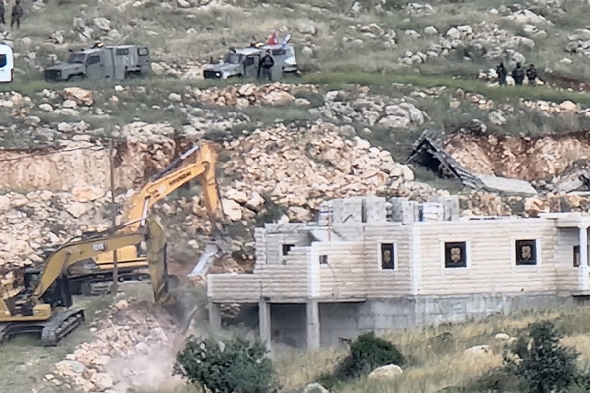 مستوطنون يهدمون منزلا قيد الإنشاء جنوب الخليل