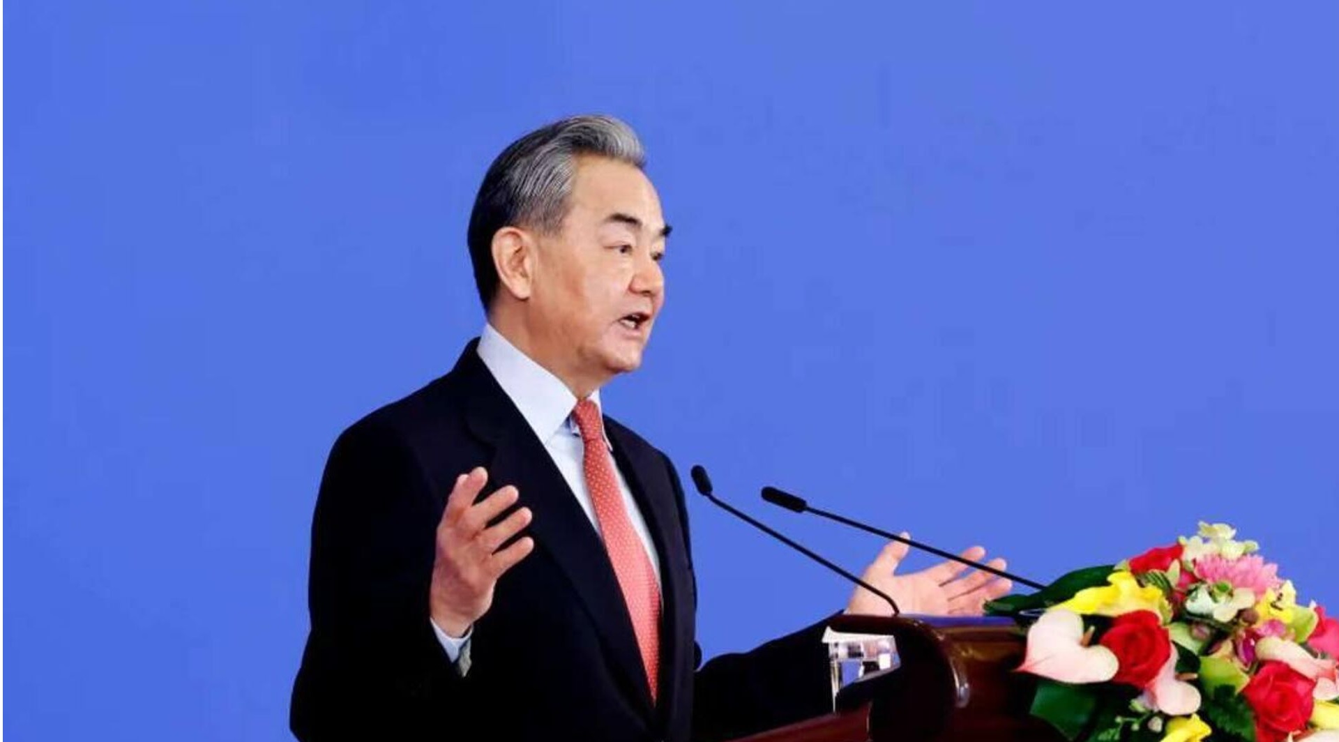 وزير الخارجية الصيني يدعو إلى تنمية صحية ومستقرة ومستدامة للعلاقات بين الصين وكندا