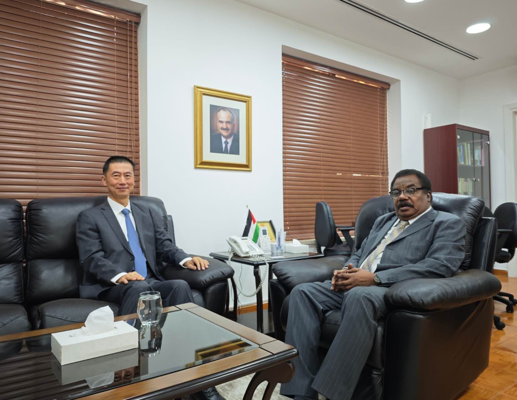 سفر الصين لدى الأردن قوه وي يلتقي الدكتور الصادق الفقيه أمين عام منتدى الفكر العربي