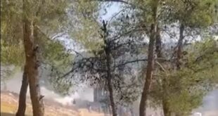الاحتلال يطلق قنابل الغاز تجاه المزارعين في بلدة ترقوميا غرب الخليل