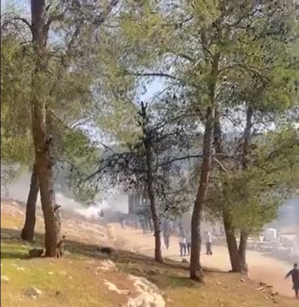  الاحتلال يطلق قنابل الغاز تجاه المزارعين في بلدة ترقوميا غرب الخليل