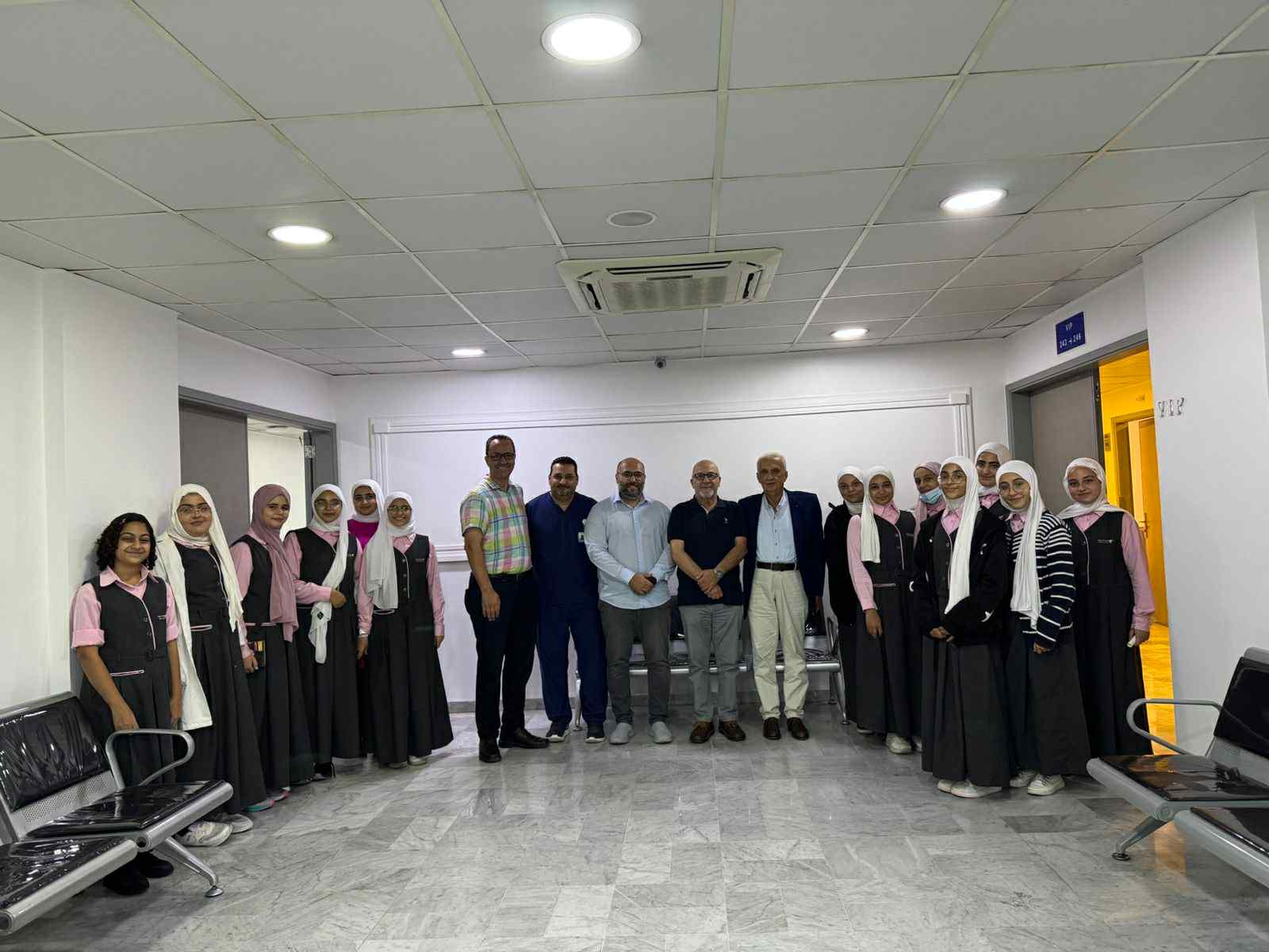 طلاب ثانوية الاستجابة يتعرفون على بيئة العمل الطبي خلال زيارة ميدانية إلى مستشفى الراعي