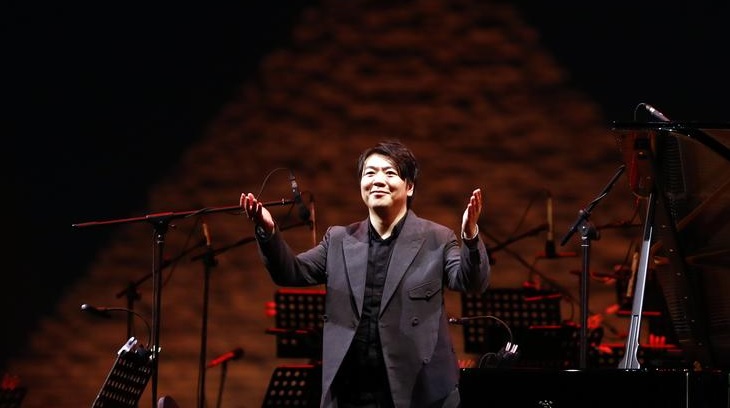 عازف البيانو الصيني العالمي لانغ لانغ يبهر الجمهور في حفل موسيقي بجوار أهرامات الجيزة