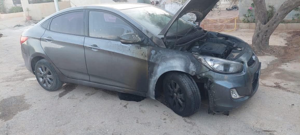 مستوطنون يحرقون مركبة ويخطون شعارات عنصرية في قرية جوريش جنوب نابلس