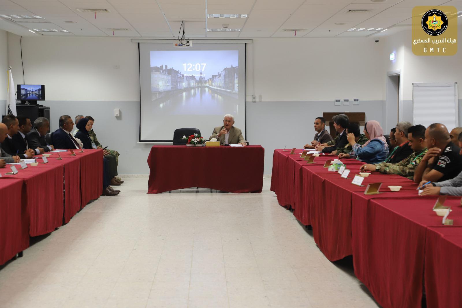 عباس زكي يلقي  محاضرة سياسية في هيئة التدريب العسكري 
