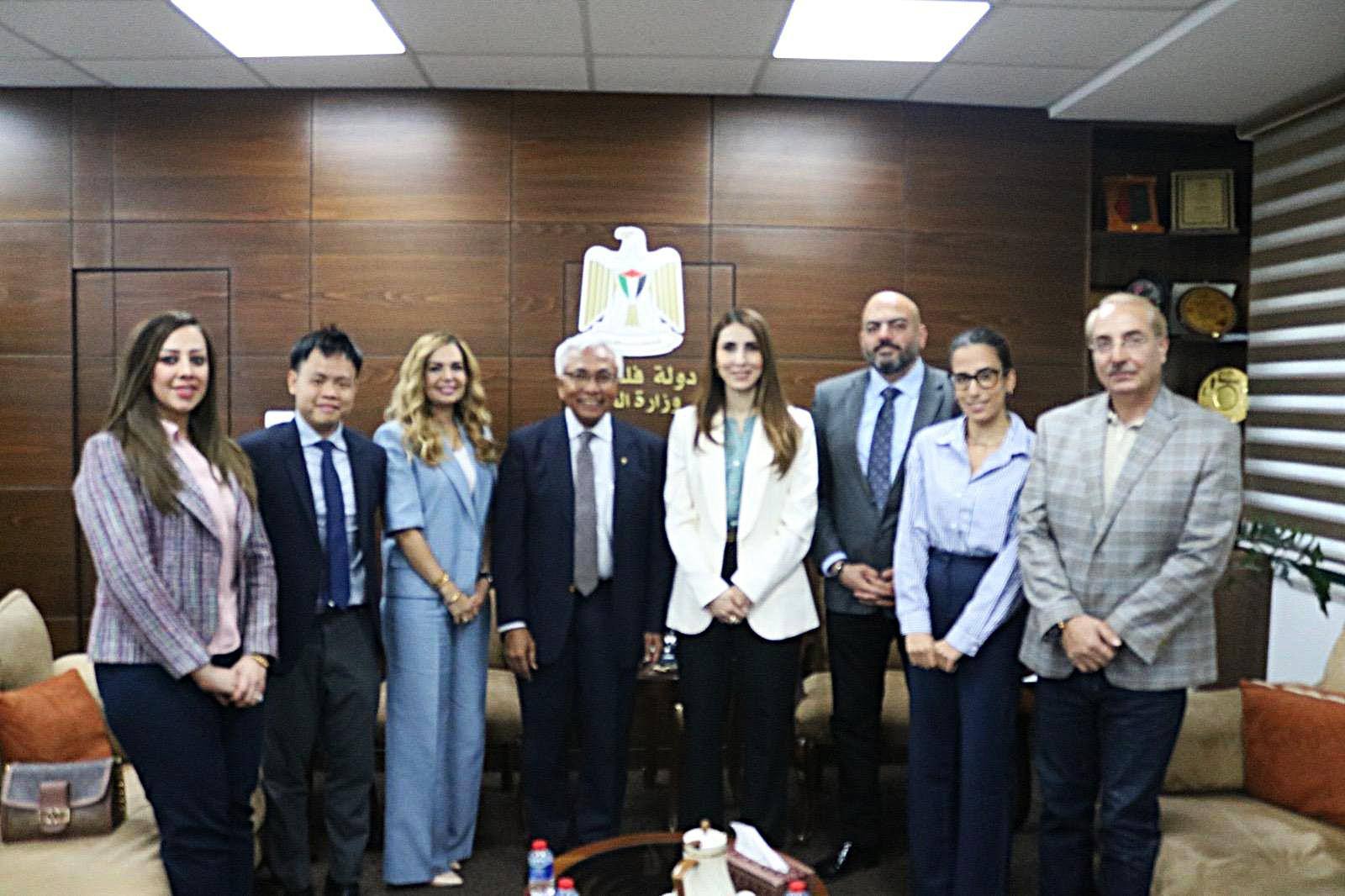 وزيرة العمل إيناس العطاري تبحث مع سفير سنغافورة سبل تعزيز التعاون