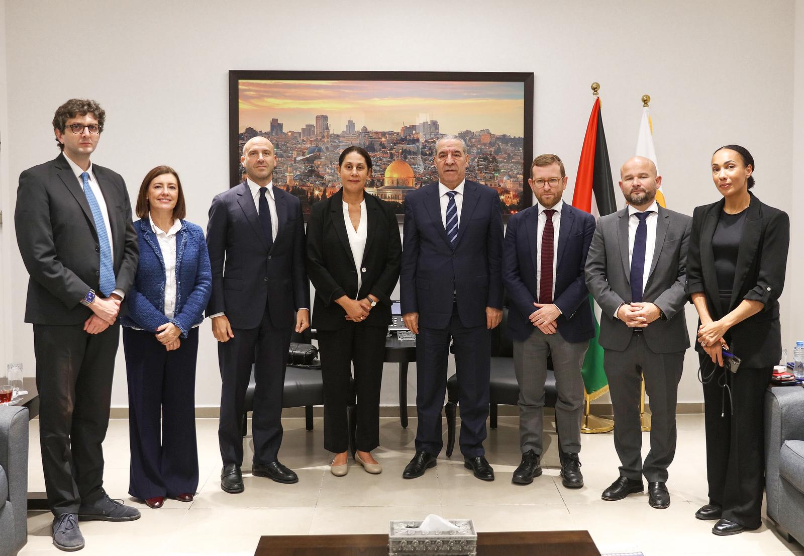 حسين الشيخ يستقبل وفداً من الحزب الاشتراكي الأوروبي