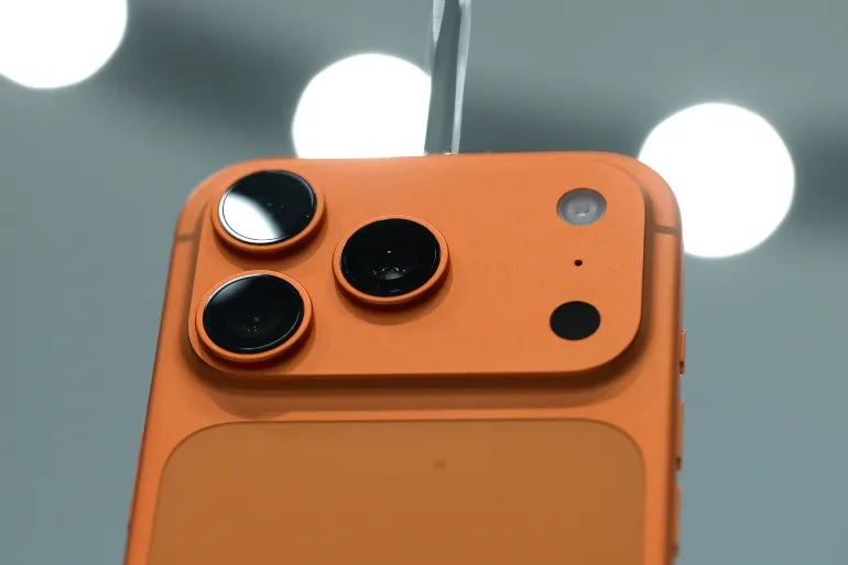 "أبل" قد تصلح خيار تصميم غير محبوب مع آيفون 18 برو