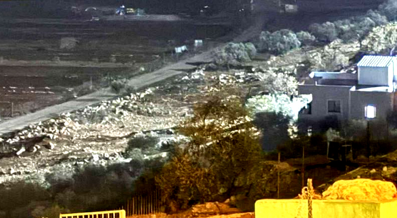 مستوطنون يسرقون معدات زراعية من قرية المغير في رام الله