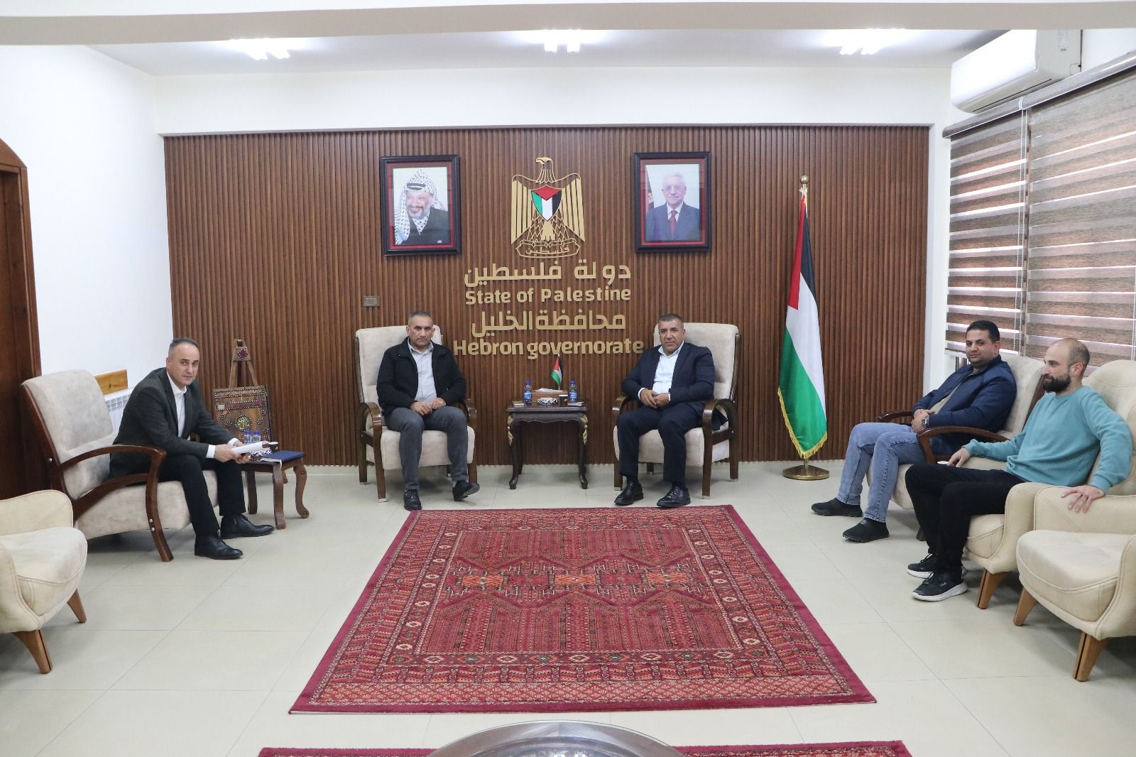 محافظ الخليل خالد دودين يستقبل رئيس بلدية يطا جميل عوض 
