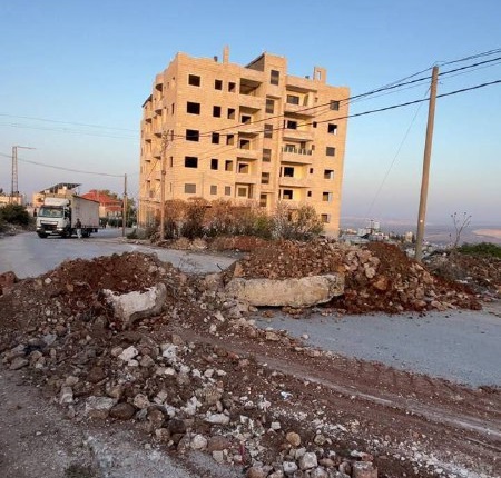 جيش الاحتلال يفرض حظر للتجول وحصاراً مشدداً على بلدة بيت امر شمال الخليل