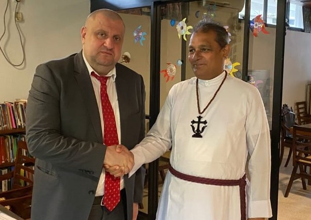 السفير إيهاب الطري يطلع رئيس أساقفة الكنيسة الإنجيلكية في سريلانكا على آخر التطورات السياسية