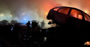 مستوطنون يشعلون حريقًا هائلًا في مشطب للمركبات جنوب نابلس