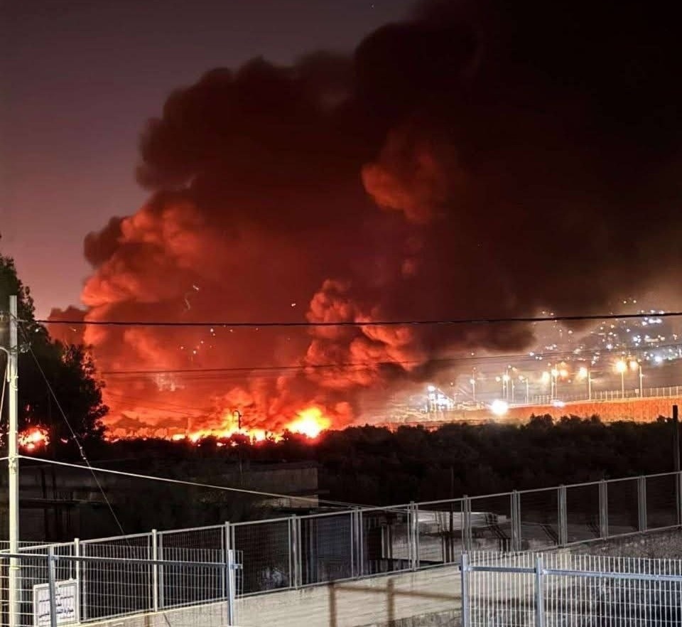 مستوطنون يشعلون حريقًا هائلًا في مشطب للمركبات جنوب نابلس