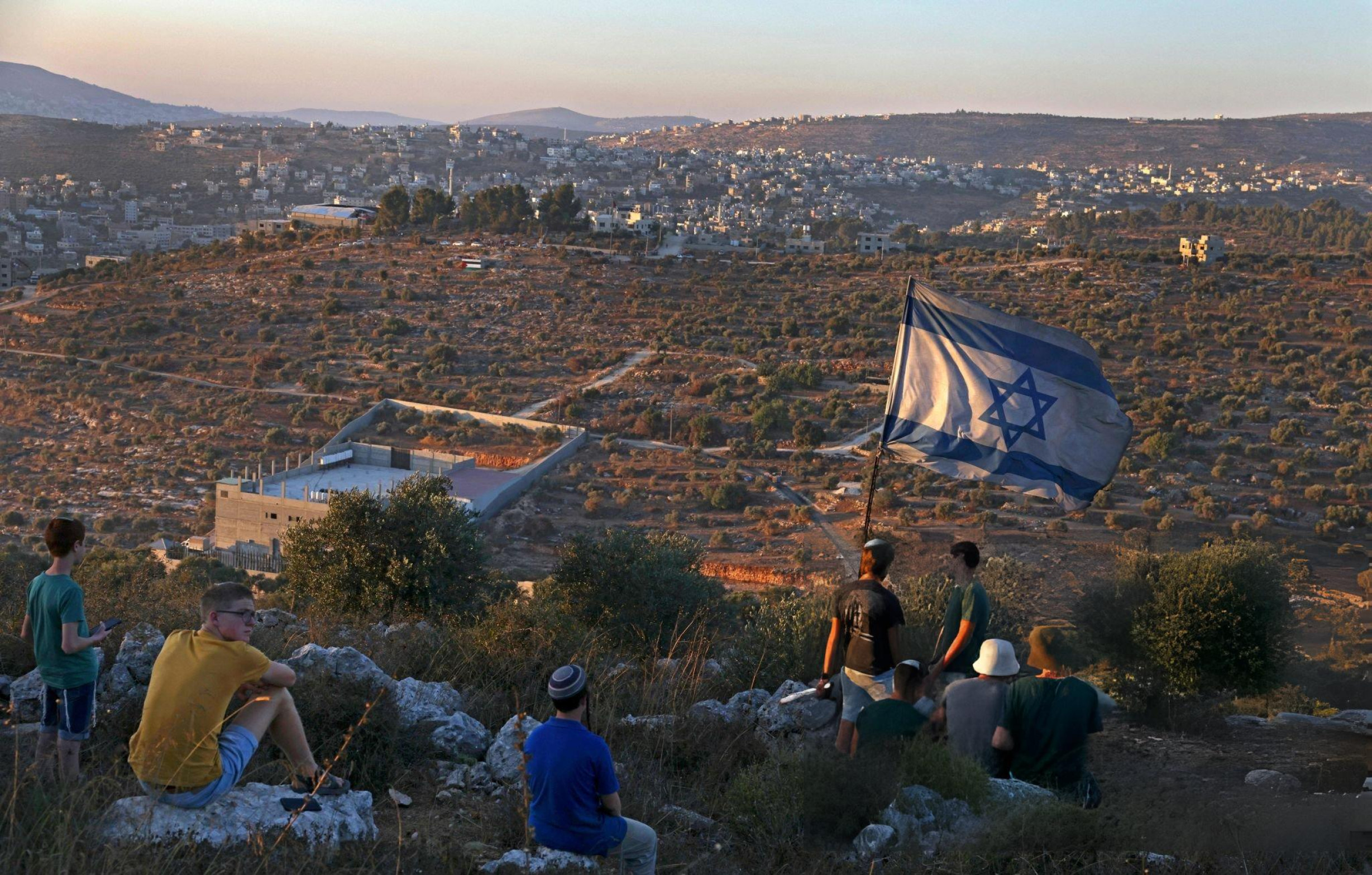 مستوطنون يشرعون ببناء بؤرة استيطانية جديدة بالأغوار الشمالية