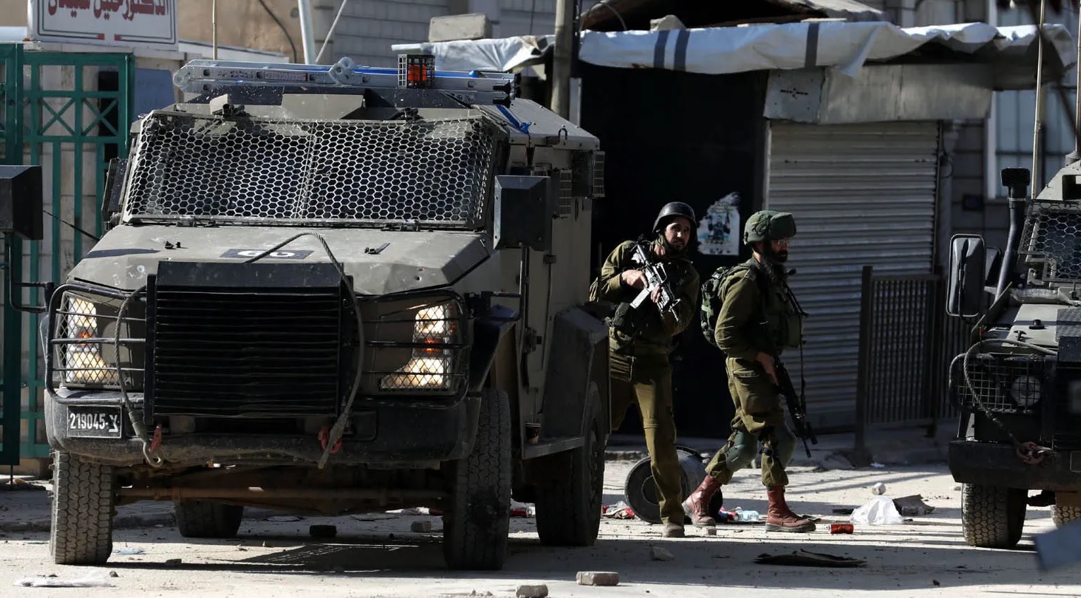 جيش الاحتلال يقتحم مدارس بيت امر وينكل بالمواطنين