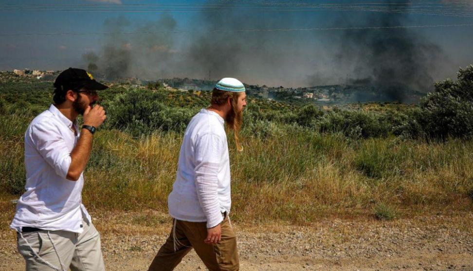 مستوطنون يحطمون منزلاً في سلواد ويحرقون بركسًا زراعيًا في مخماس