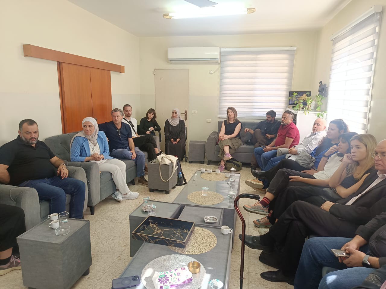 وفد من المتضامنين الأجانب يزور طولكرم للاطلاع على انتهاكات الاحتلال