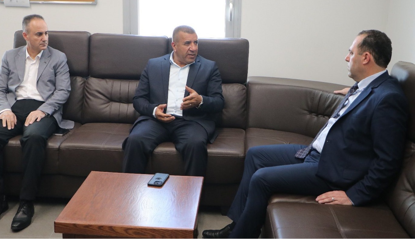 محافظ الخليل خالد دودين يزور مقر النيابة العامة