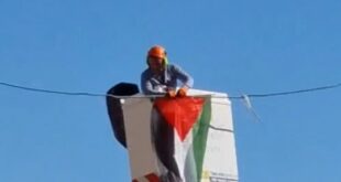 يهود حريديم يعلقون أعلام فلسطين داخل حي في القدس