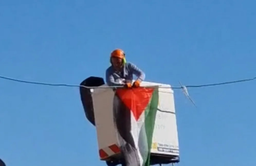 يهود حريديم يعلقون أعلام فلسطين داخل حي في القدس