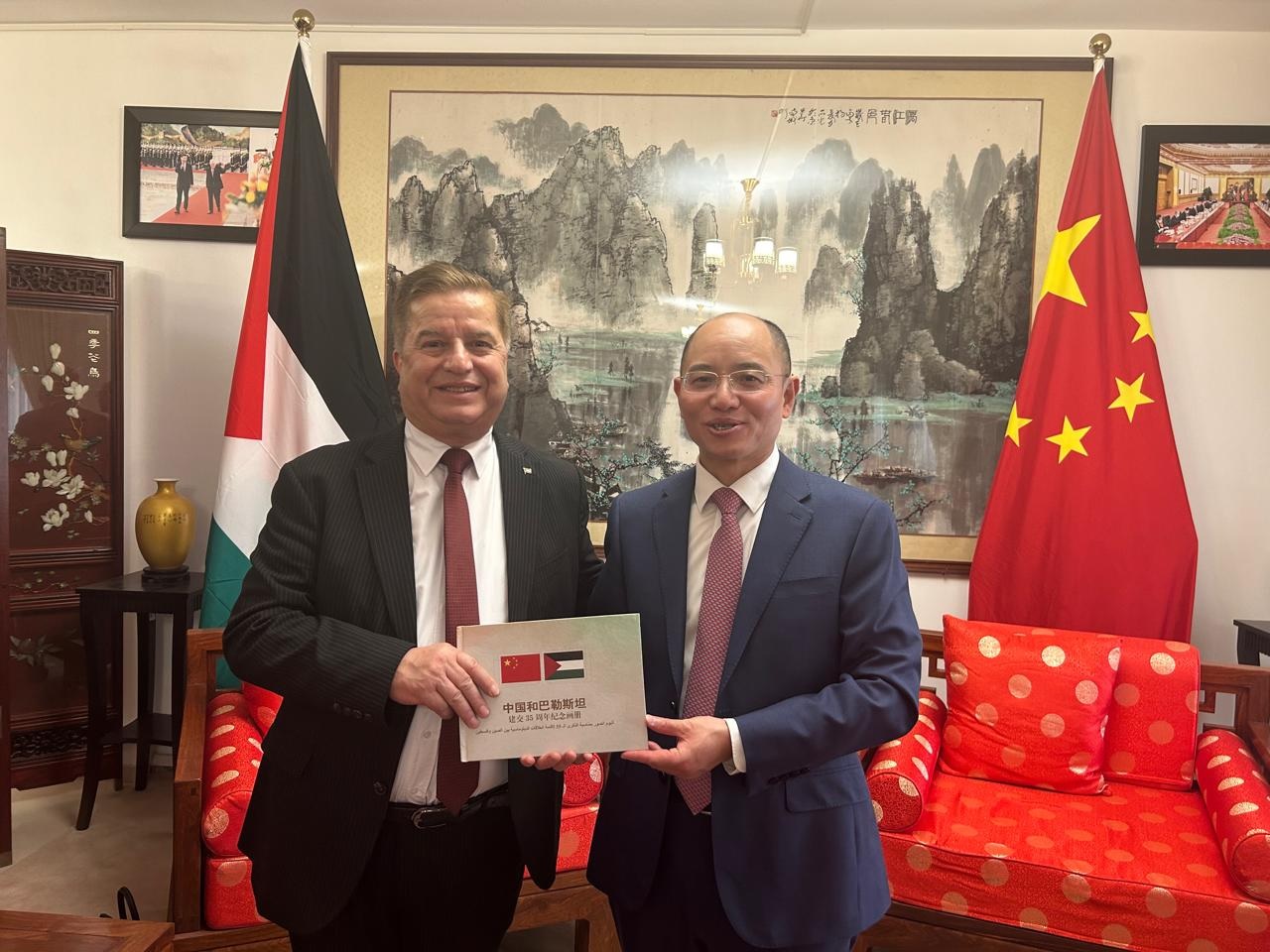 السفير جواد عواد يبحث مع السفير الصيني تسنغ جيشين سبل تعزيز العلاقات الثنائية بين الصين وفلسطين