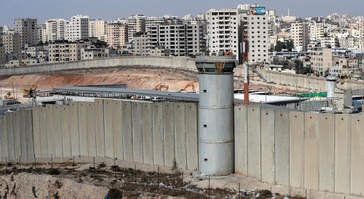 إصابة شاب برصاص الاحتلال قرب الجدار الفاصل شمال القدس