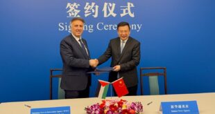 الوزير أحمد عساف يوقع مذكرة تعاون مع رئيس وكالة "شينخوا" الوزير فو هوا ويطلعه على التطورات السياسية