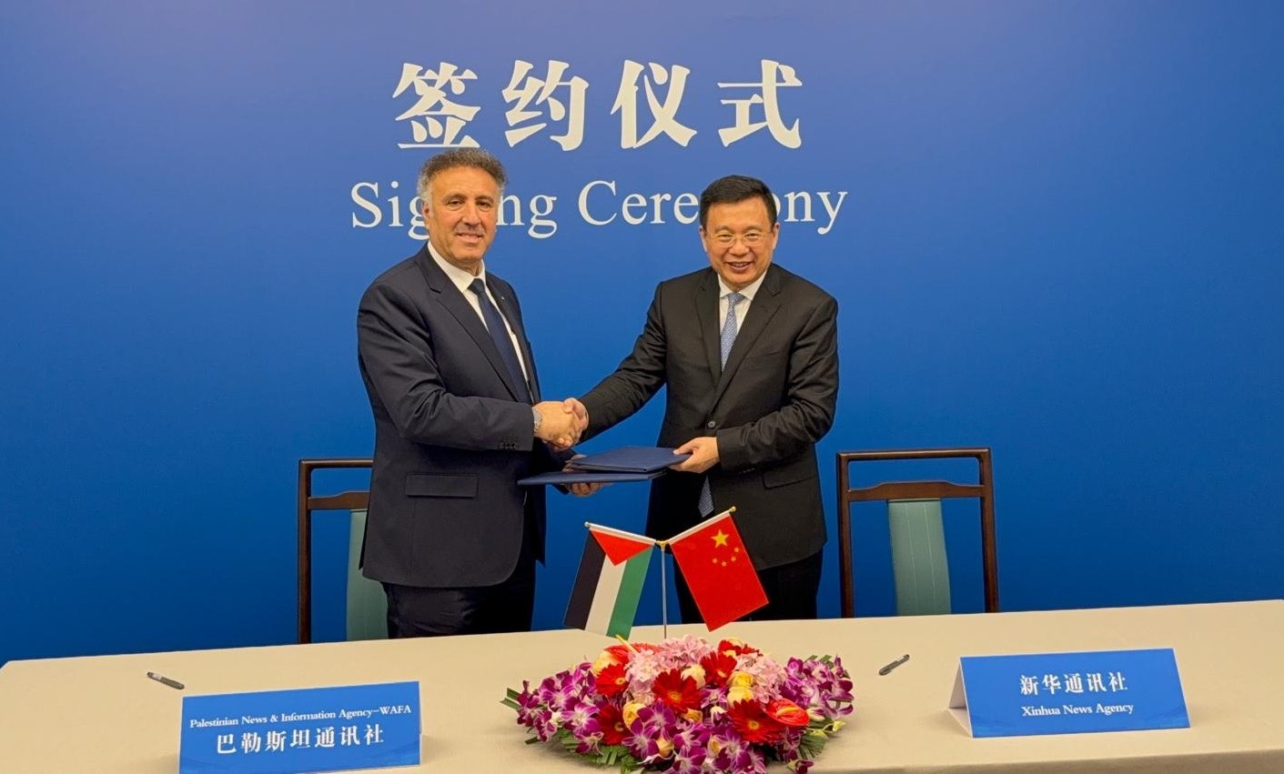الوزير أحمد عساف يوقع مذكرة تعاون مع رئيس وكالة "شينخوا" الوزير فو هوا ويطلعه على التطورات السياسية