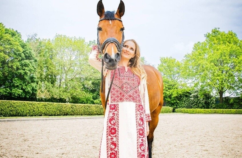 ديانا الشاعر .. فارسة فلسطينية تحقق إنجازا تاريخيا في اتحاد الفروسية العالمي