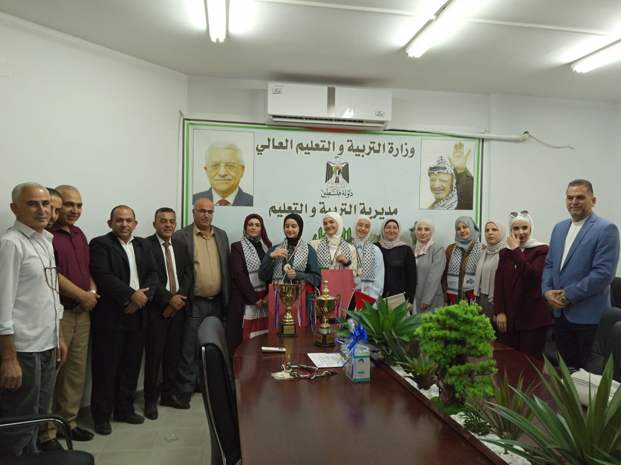 تربية الخليل تكرم الفائزين بالمركز الأول والمشاركين في المنافسات العالمية والإقليمية للروبوت والذكاء الاصطناعي لعام 2025