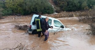 الدفاع المدني وبالتعاون مع الشركاء يعيد فتح كل الطرق التي اغلقت بفعل المنخفض