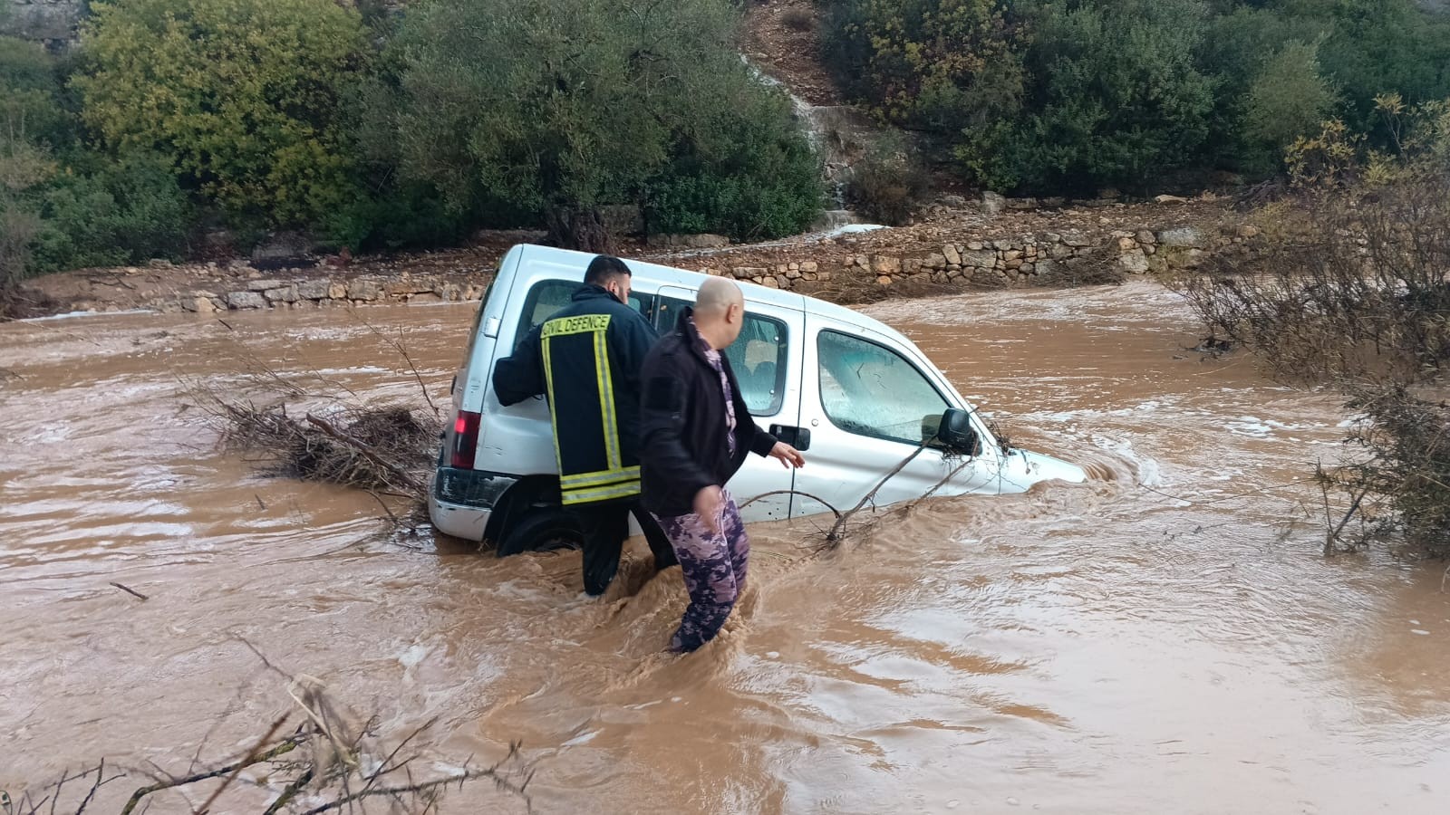 الدفاع المدني وبالتعاون مع الشركاء يعيد فتح كل الطرق التي اغلقت بفعل المنخفض