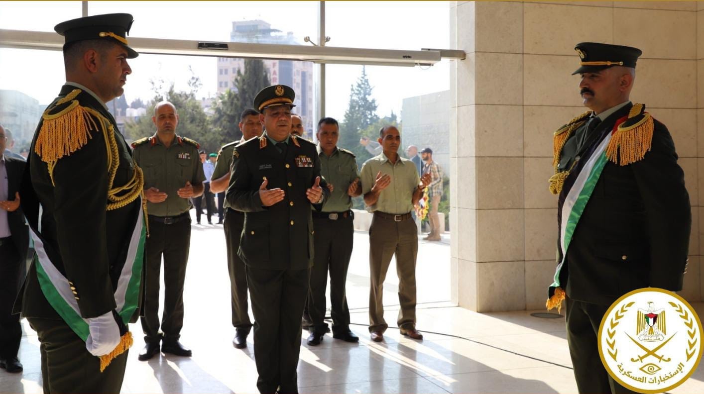 اللواء محمد الخطيب يزور ضريح الشهيد ياسر عرفات ويضع إكليلًا من الزهور في الذكرى الـ21 لاستشهاده