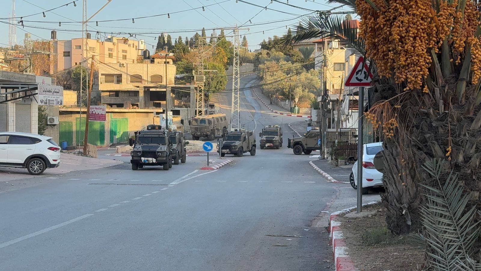 الاحتلال يغلق بوابة عطارة وينصب حاجزا قرب النبي صالح شمال رام الله