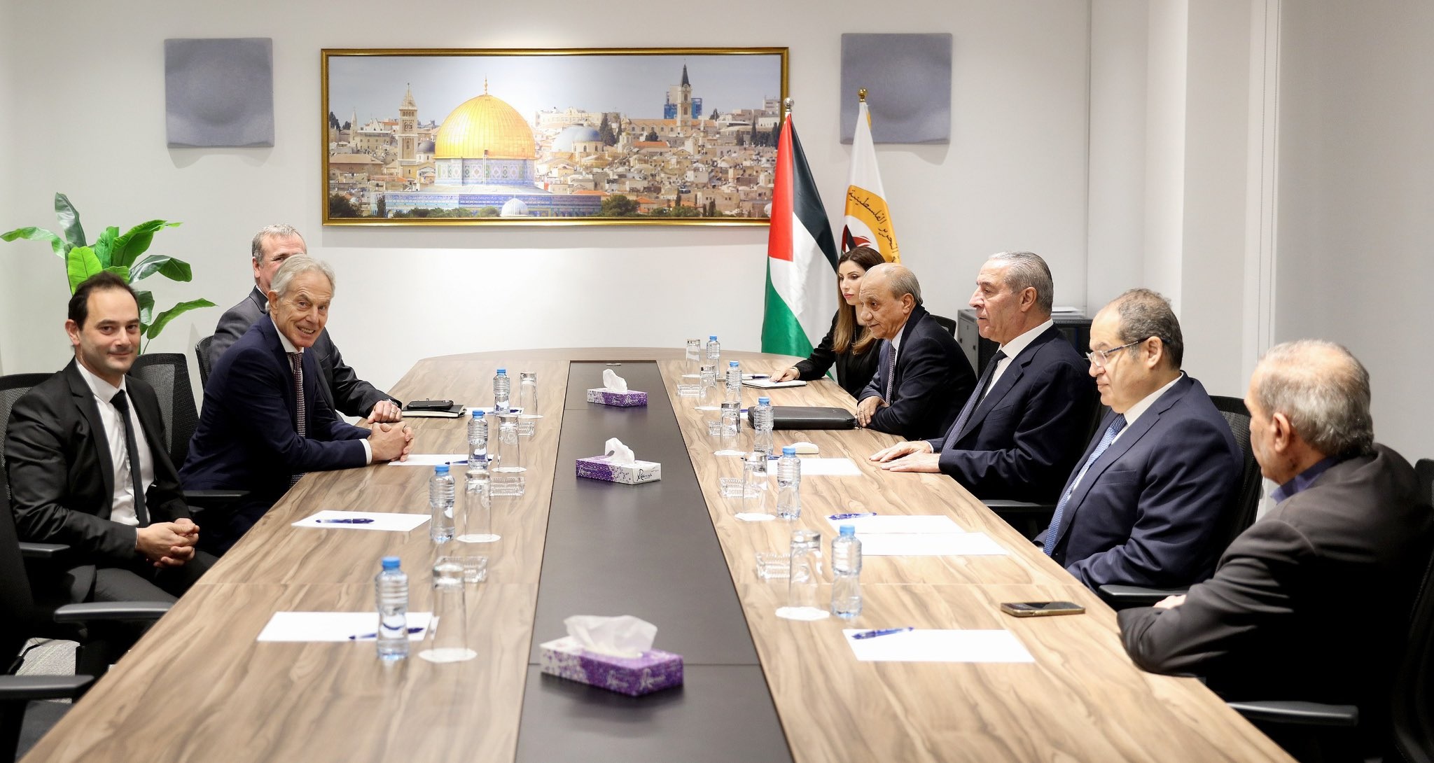 حسين الشيخ يناقش مع توني بلير آخر التطورات بعد قرار مجلس الأمن الدولي