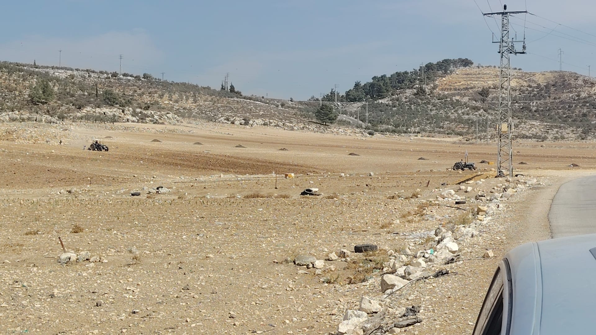 مستوطنون يحرثون أراضي المواطنين غرب الخليل تمهيداً للاستيلاء عليها